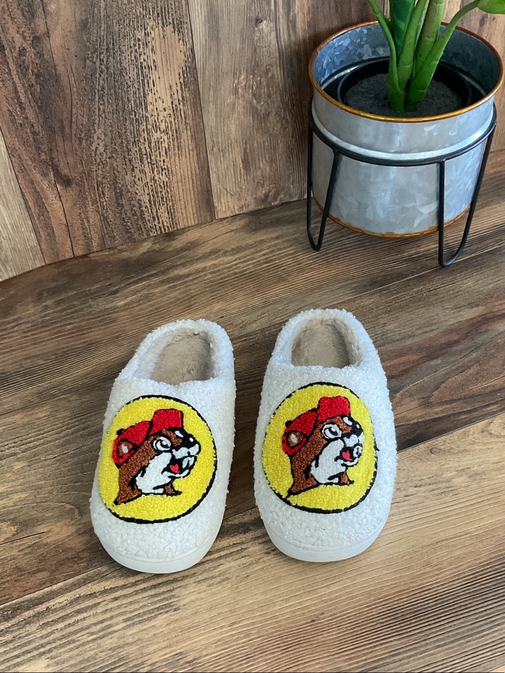 Buc-ee's Sherpa Fuzzy Logo Slip-On Womenโs Slippers 7/8